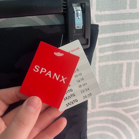 SPANX Look At Me Now Leggings | Black Camo | Medium | NWT - Picture 2 of 7